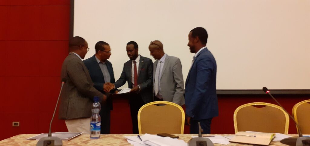 NIMD Country Representative Assefa Fiseha (far left) and NIMD External Advisor Shaun Mackay (second from left) receiving the award from the IPC in Addis Ababa.