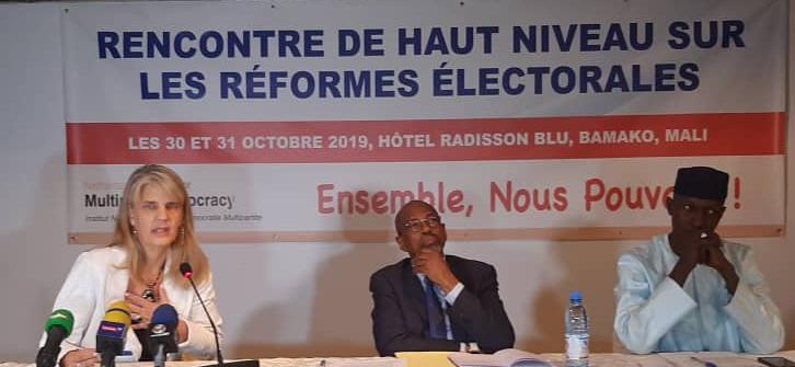 NIMD's Country Representative for Mali, Mirjam Tjassing, with Malian leaders at the dialogue platform.